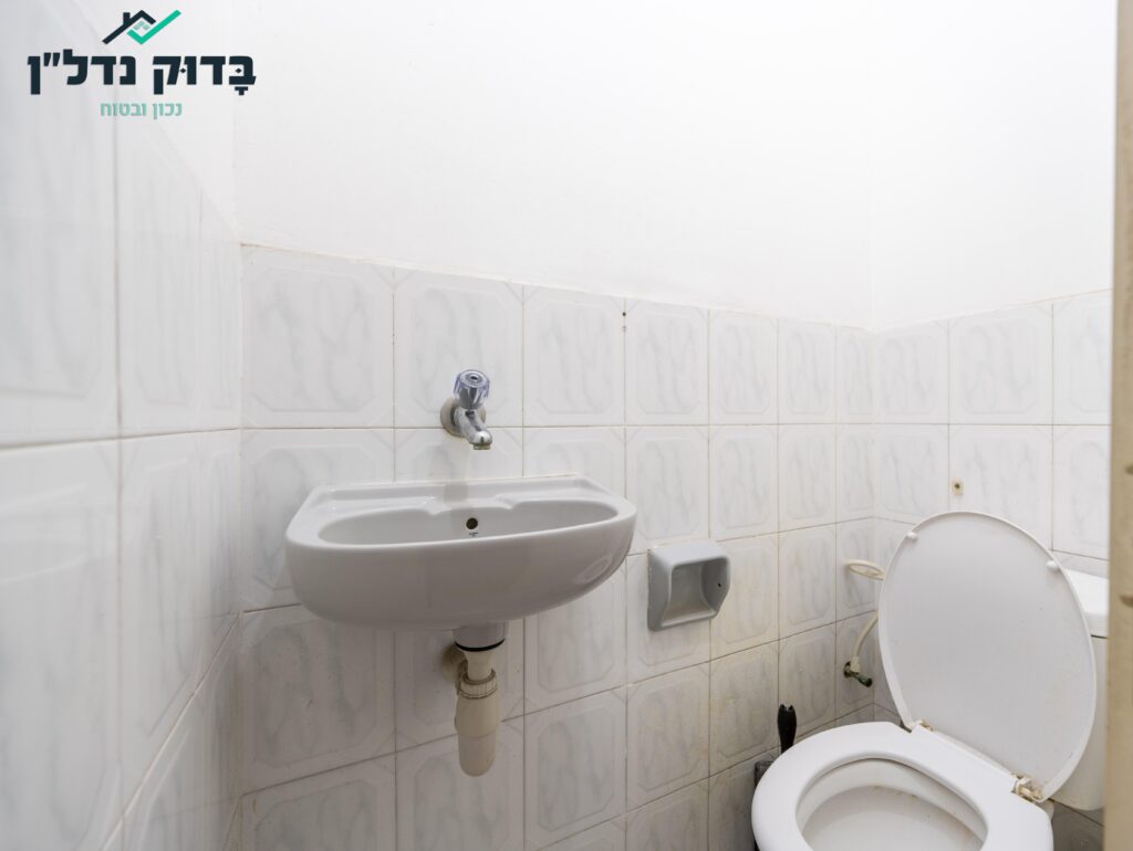 6 חדר שירותים