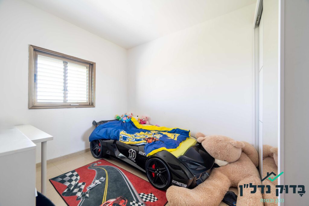 8 חדר