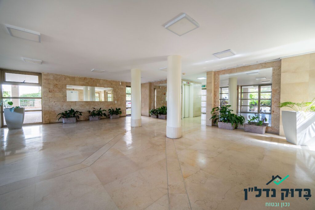 11 לובי